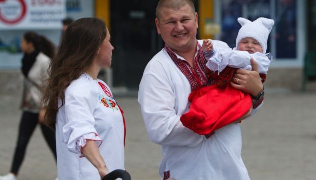 Патріотичні флешмоби і яскраве вбрання – українці відзначили День вишиванки