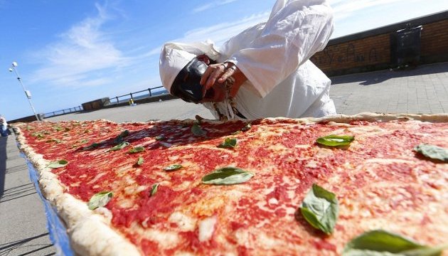 В Італії представили найдовшу  піцу в світі - майже два кілометри 