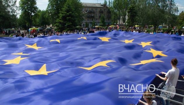 У Покровську запустили в небо найбільший в Україні прапор ЄС