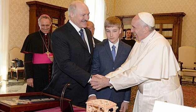 Лукашенко подарував Папі Римському голографічну ікону