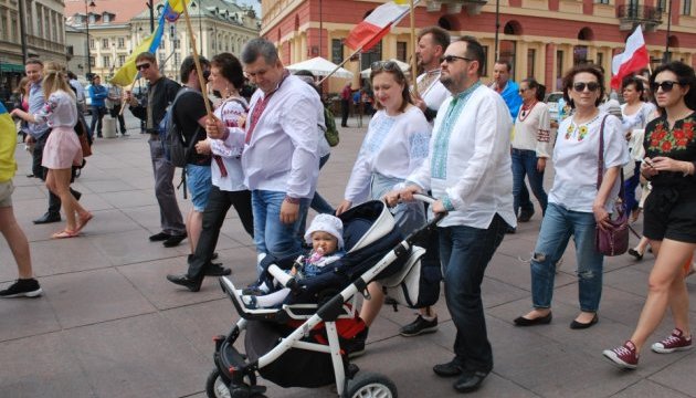 Парад вишиванок у Варшаві зібрав сотні людей