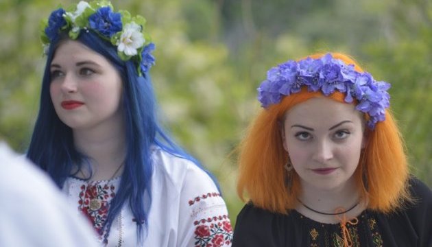 Молодь з Донеччини та Західної України встановили рекорд у вишиванках
