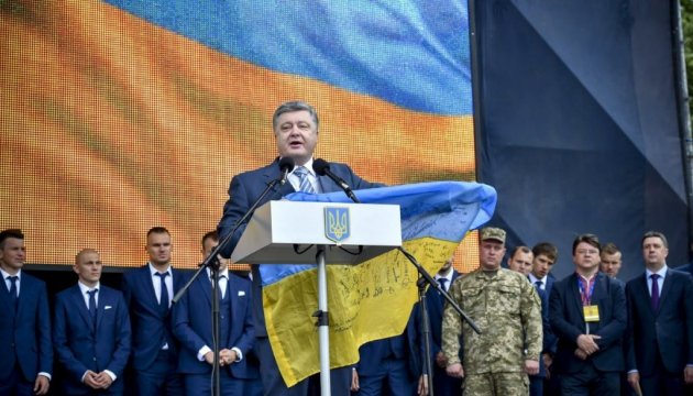 Євро-2016: Порошенко подарував футболістам прапор на вдачу