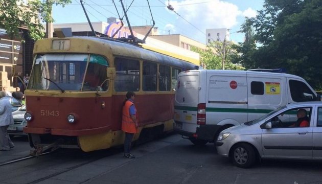 У центрі Києва інкасаторське авто в'їхало в трамвай