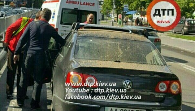 У Києві під авто вибухнув люк, є постраждалі