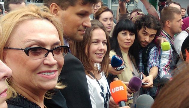 Віра Савченко з мамою приїхала у Бориспіль