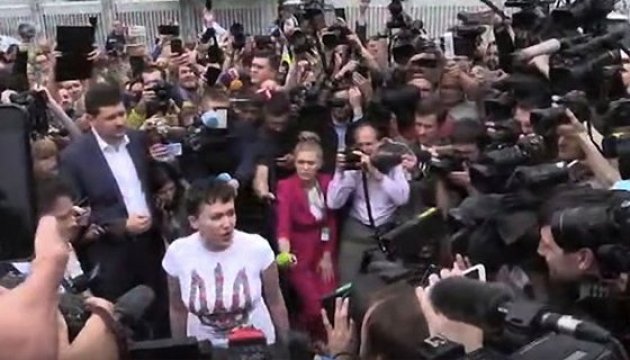 Савченко підійшла до журналістів