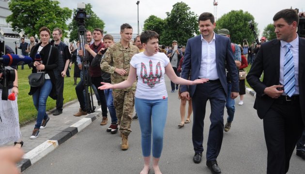 Presidential plane with Nadiya Savchenko on board lands in Kyiv