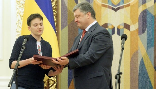 Порошенко вручив Савченко «Золоту зірку»