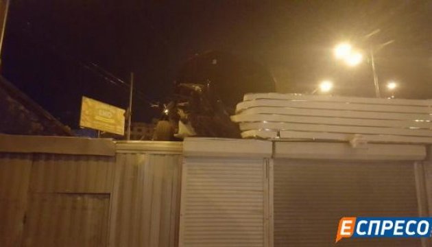У Києві автівка вилетіла на дах кіоску