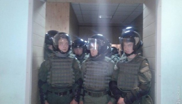 Дело 2 мая: Боевика Мефедова выпустили из СИЗО, под зданием - потасовка