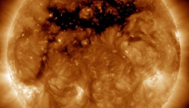 На Сонці знайшли велетенську діру