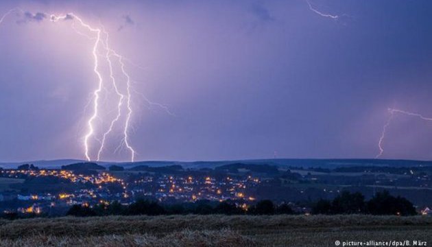  Українцям у вівторок обіцяють дощі та грози  