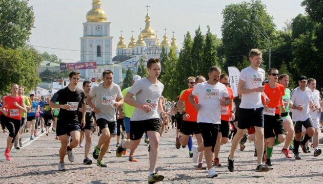 乌克兰首都举行“奔跑在栗子树下”马拉松比赛