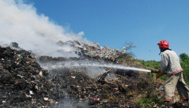 Пожежа на львівському звалищі: сміттям завалило трьох рятувальників