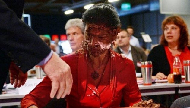 Німецькій прокремлівській депутатці зацідили тортом в обличчя