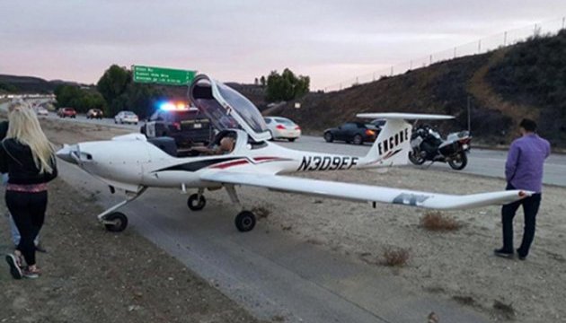 У США пілот аварійно посадив літак прямо на автостраду
