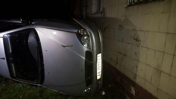 В Киеве машина врезалась в дом