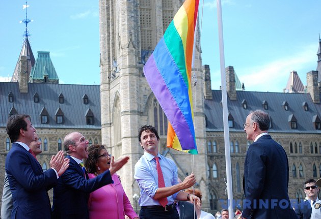 Джастін Трюдо (другий праворуч) під час церемонії підняття веселкового прапору (символу руху ЛГБТ) на галявині біля парламенту Канади