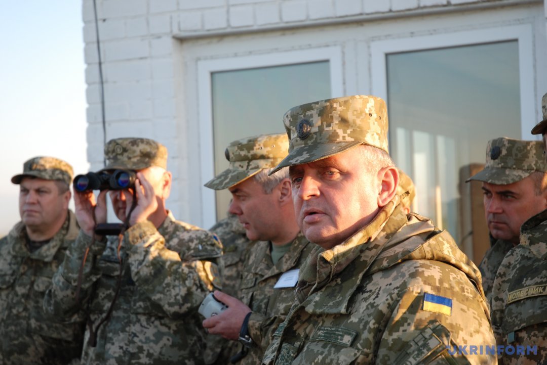 Начальник Генерального штабу В.Муженко спостерігає за «боєм»