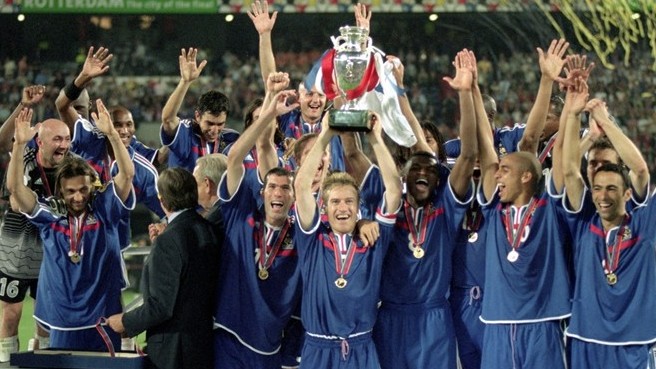 щасливі французи після перемоги у фіналі ЄВРО-2000 (Getty Images).