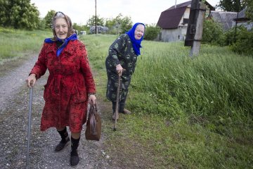 Половина українців не проти, аби Донбас повертали дипломати