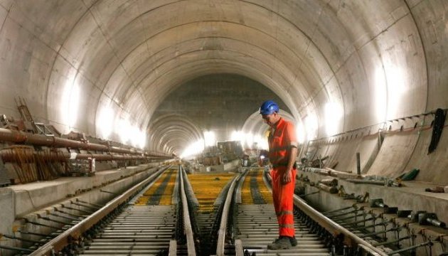 Швейцаря відкриває найдовший у світі залізничний тунель