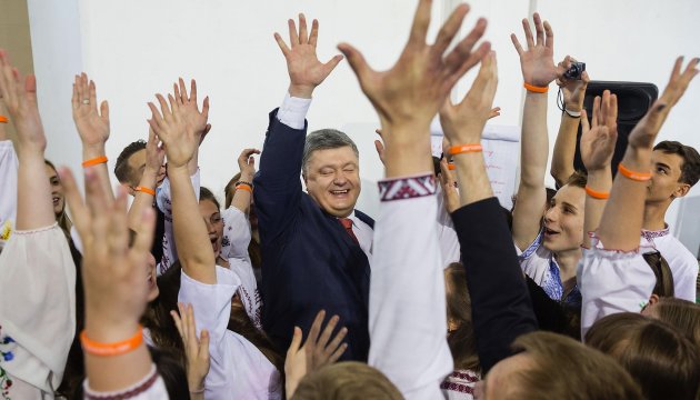 Poroshenko: Nosotros los adultos protegemos la independencia de Ucrania por el bien de los niños 