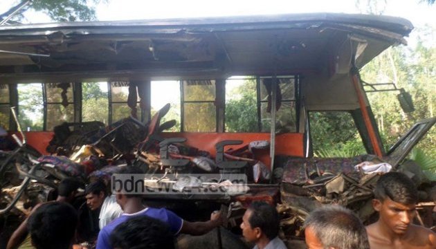 У Бангладеш автобус зіткнувся з вантажівкою: 10 загиблих