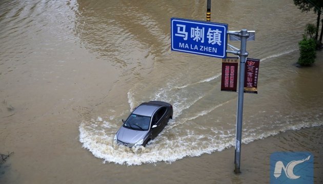 Злива в Китаї затопила місто на південному заході
