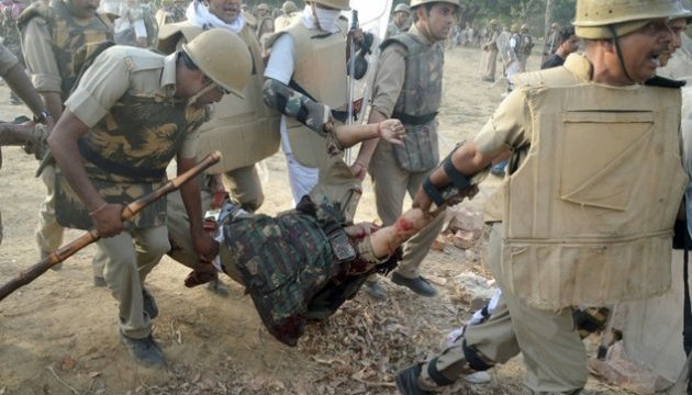 В Індії поліція побилась із сектантами, 23 загиблих