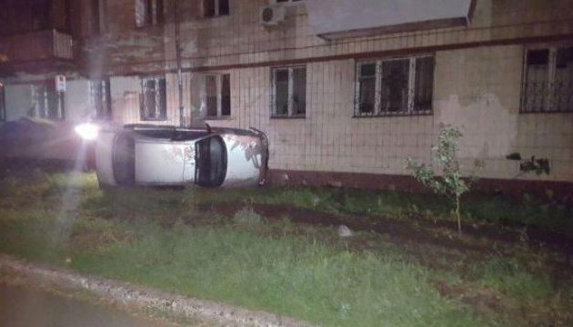 ДТП в Києві: автівка в'їхала у будинок