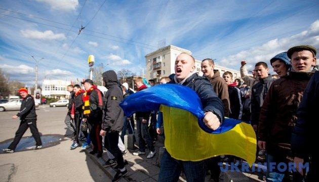 Українські фанати збираються на візовий протест під посольство Франції