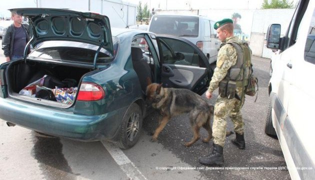 На КПП Донеччини службовий пес затримав товару на 70 тисяч