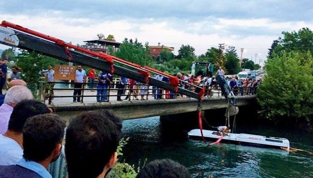 Екскурсійний автобус з дітьми впав з мосту