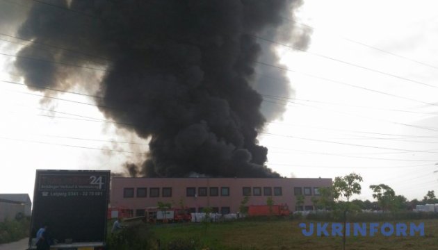 Фабрику під Бухарестом гасять вже другу добу, загинув рятувальник