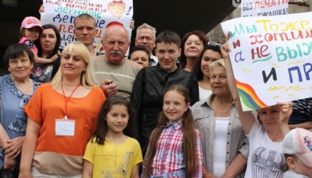 Савченко у Слов'янську поговорила з переселенцями та мером
