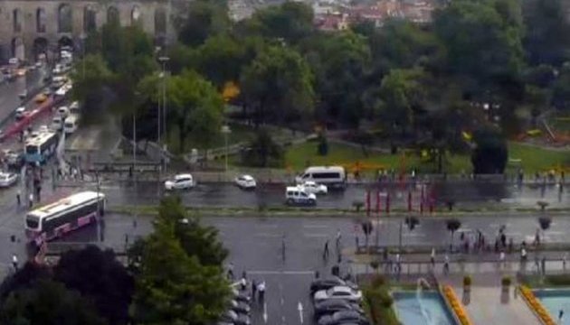Теракт у Стамбулі: вибухнув автобус поліції, є поранені