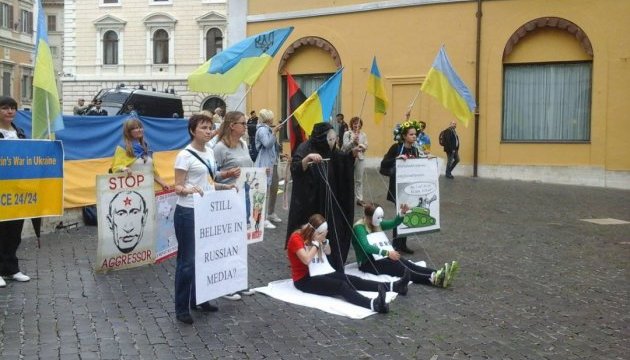 Українці Риму провели акцію під італійським парламентом