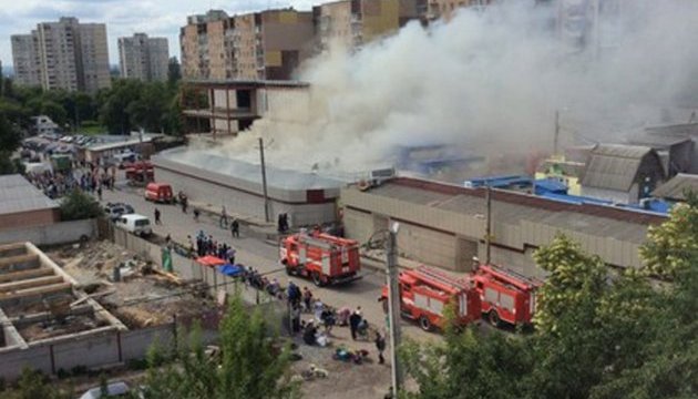 У Харкові пожежа на ринку знищила кілька магазинів