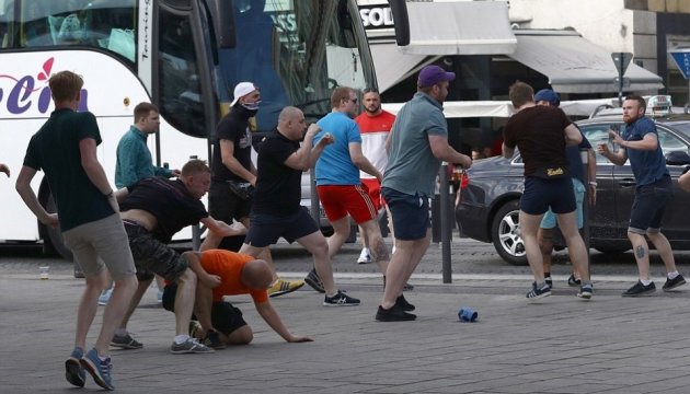 Un grupo de aficionados al fútbol ruso fue bloqueado por fuerzas policiales
