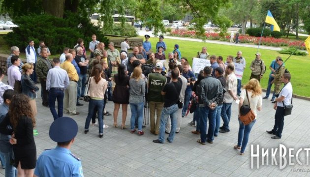Під миколаєвською ОДА - мітинг, вимагають відставки місцевої влади