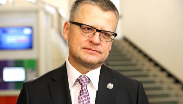 Латвійський міністр пішов у відставку через безкоштовну операцію