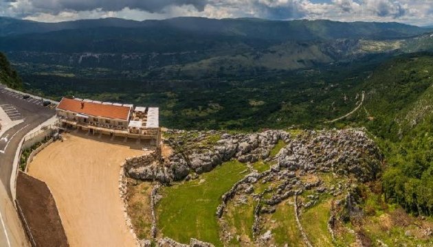 Готель на вершині скелі відкрили в Чорногорії