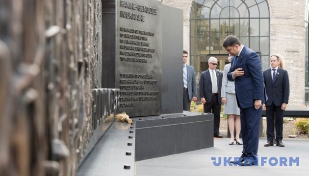 Прем'єр відвідав у Вашингтоні Меморіал пам'яті жертв Голодомору