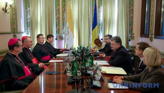 Українцям потрібна духовна підтримка Ватикану - Порошенко 