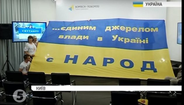Патріотка з Бахмута створила найбільший в Україні національний прапор з вишитим текстом з Конституції 