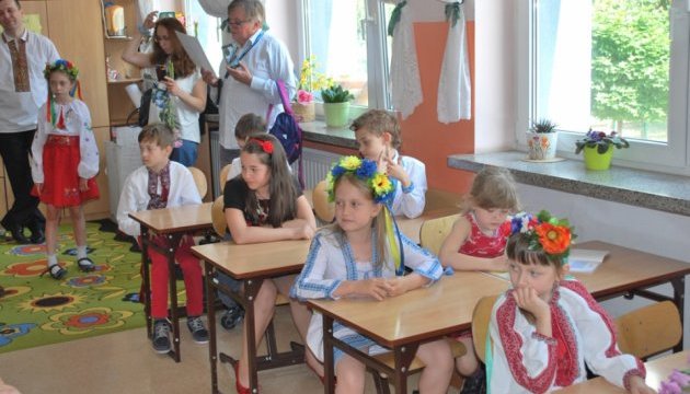 Останній дзвоник пролунав для українських дітей у Варшаві