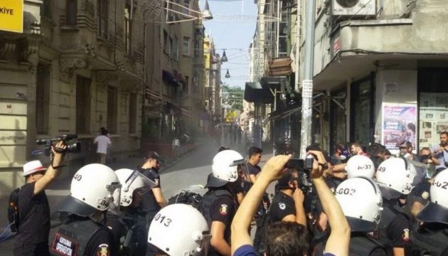 Поліція розігнала гей-парад у Стамбулі 