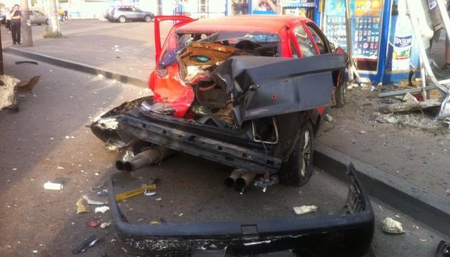 У Києві авто в’їхало у зупинку: жінка померла на місці, 6 постраждали